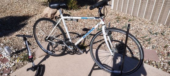 Schwinn Criss Cross Hybrid 20" frame w pump and set of innertubes