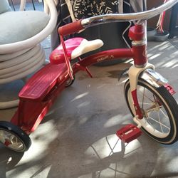 ANTIQUE TRICYCLE FOR LITTLE KIDS.