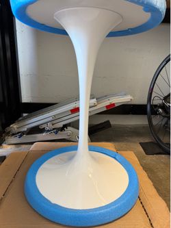 Authentic Knoll Saarinen dining table base in white