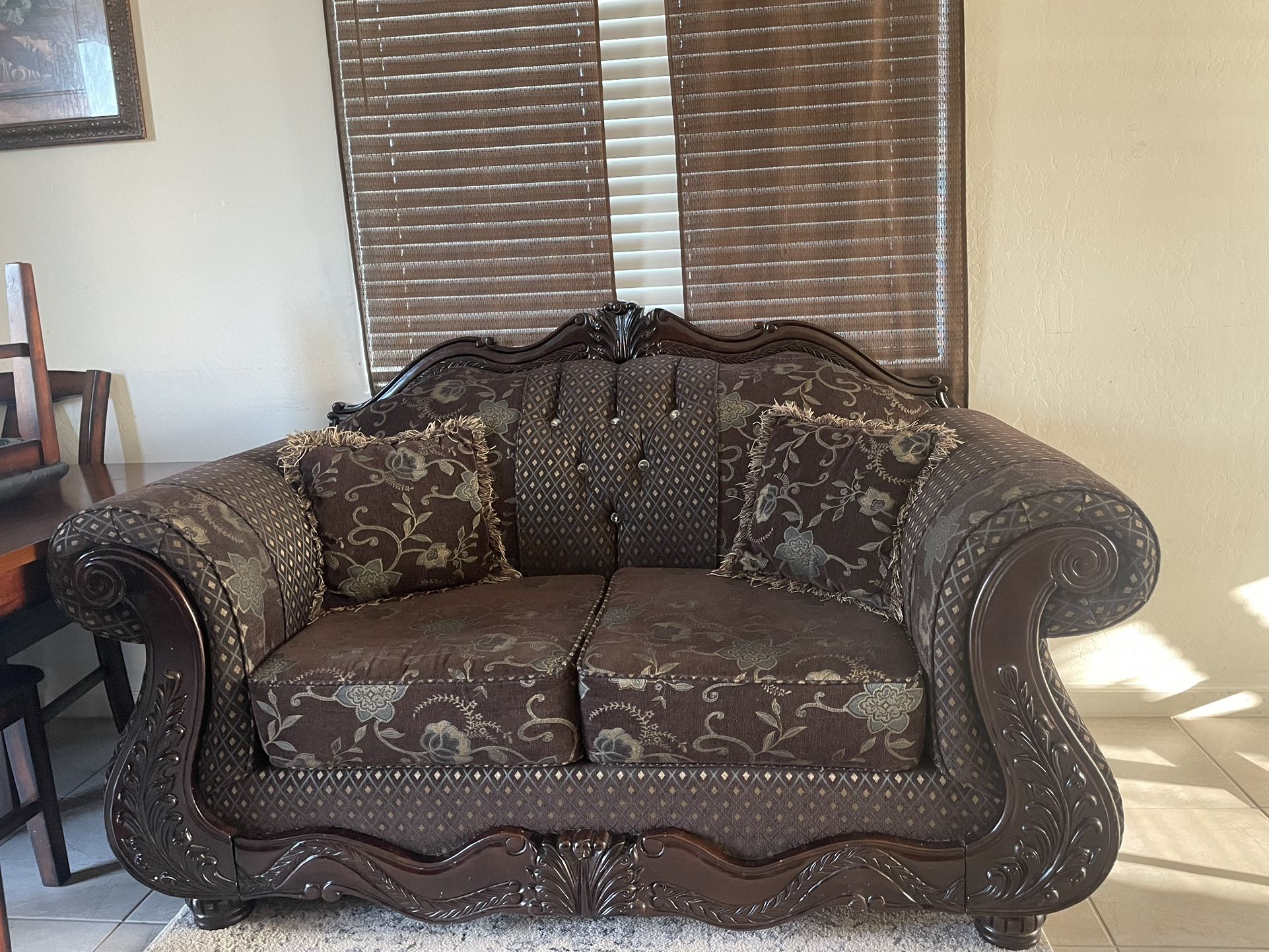 Couches/Sofas 