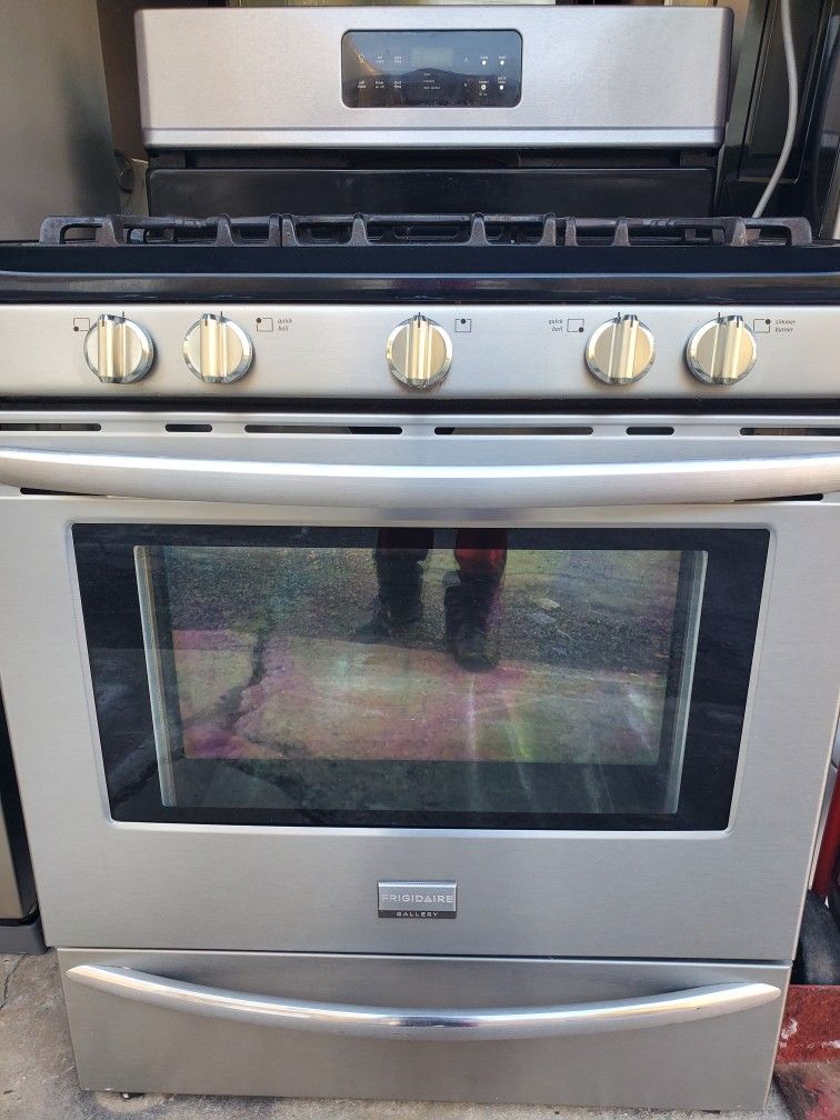 4/5 year old "30" inch wide Frigidaire stainless steel, 5 burner natural gas stove, with convection oven! Perfect for baking! Model#LGGF3043KFT. 