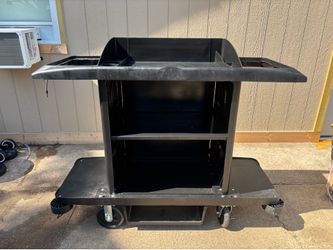 RUBBERMAID executive series full size housekeeping car brand new pickup only