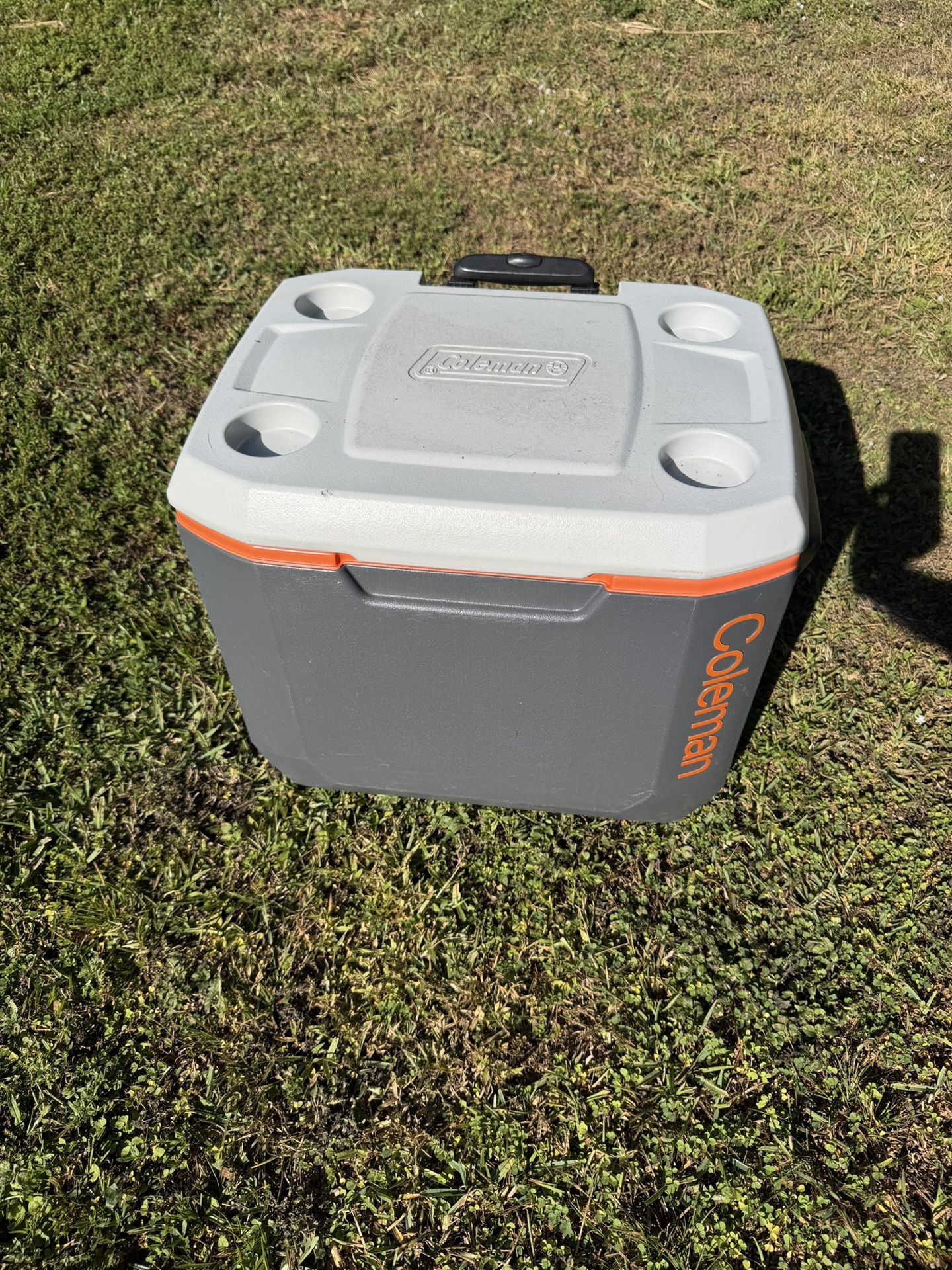 COLEMAN COOLER ON WHEELS WITH HANDLE