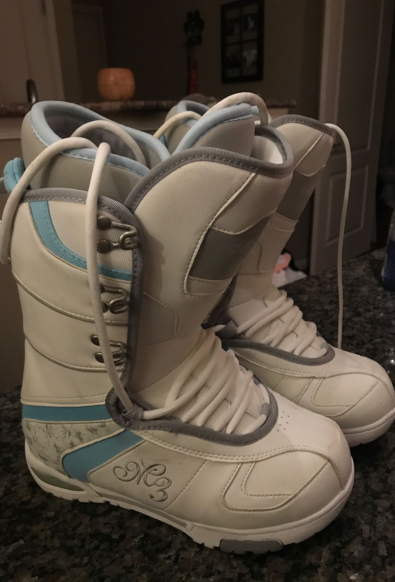 Women’s snowboarding boots Size 8