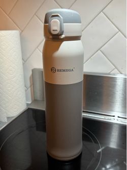BEMEGA 1L (34 oz) Stainless Steel Water Bottle with Carrying Sleeve