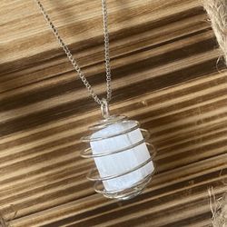 🌱🌺🌱 Beautiful Selenite Gem Pendant On 28” SS Link Chain ~ New!