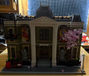 LEGO Icons: Natural History Museum (10326) 99% Complete W/ Instructions