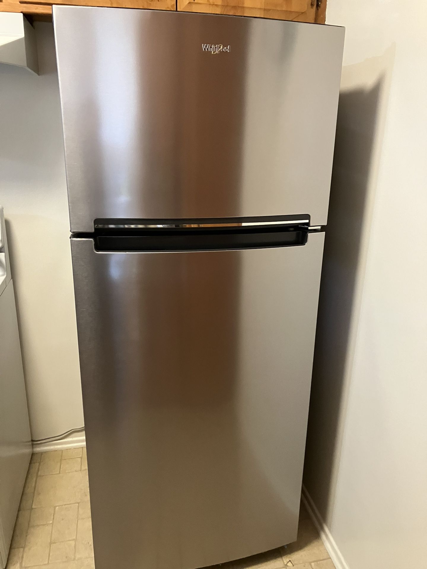 LIKE NEW Whirlpool 18 cu. feet refrigerator