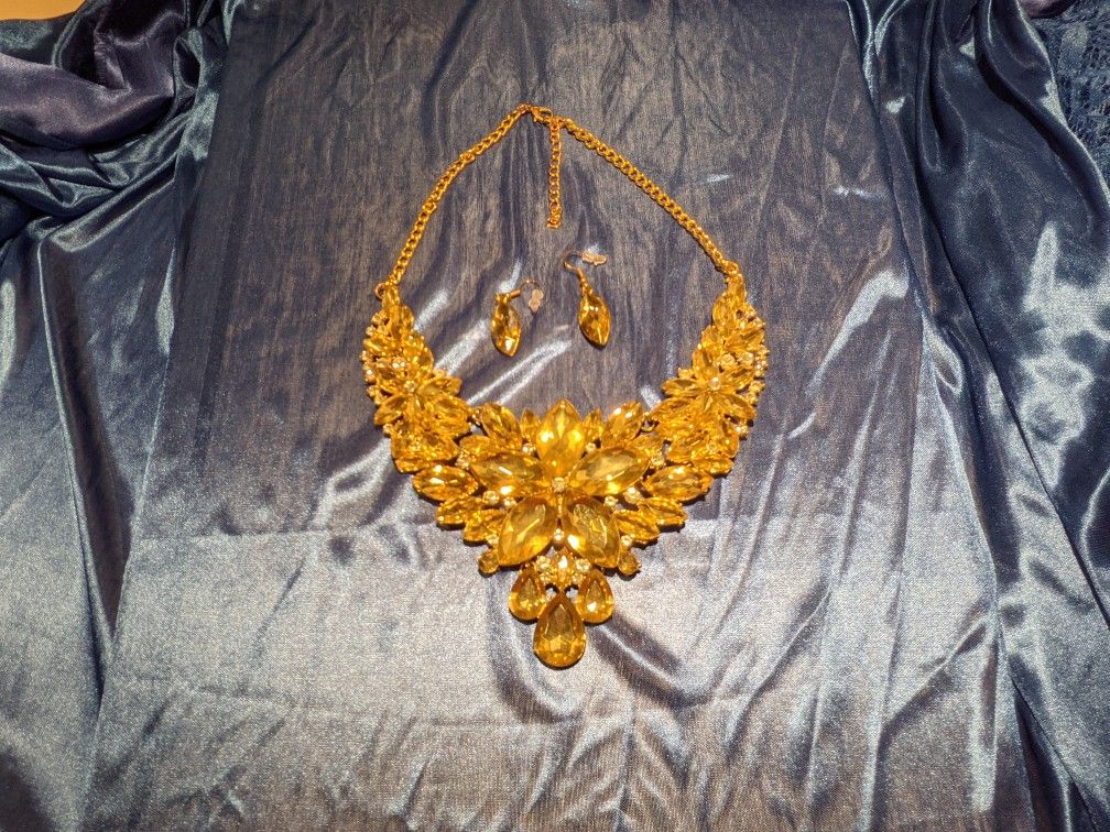Golden Crystal Plus white Crystal Diamonds, Choker Necklace With Matching Earrings.