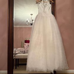 Gorgeous, brand new, Vera Wang halter neck wedding gown with button detail on back.