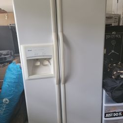Kenmore 36" Fridge with Freezer, Water Dispenser, and Ice Maker 
