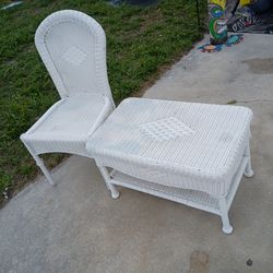 White plastic wicker Hampton bag new 2 chair table set