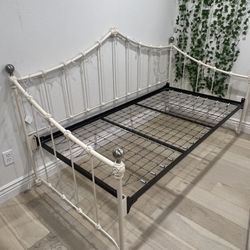 Beautiful Twin Daybed 