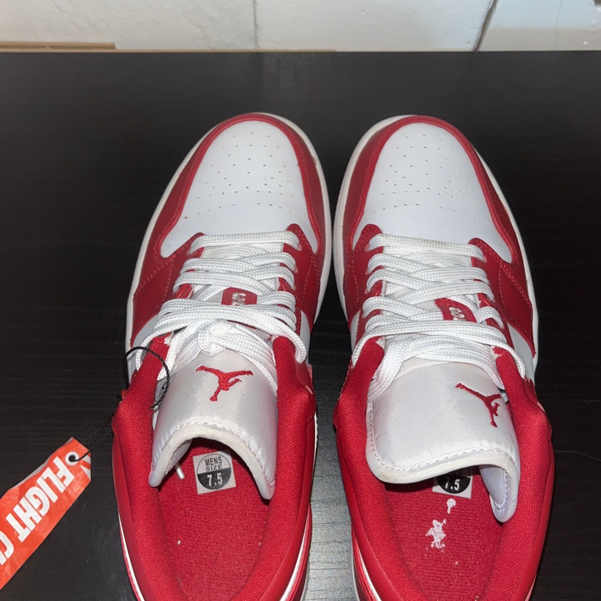 Air Jordan 1’s Low ‘Cardinal Red’ DS