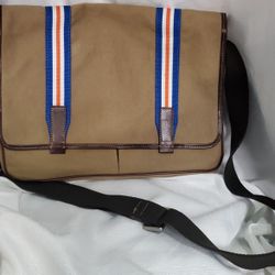 Brand New with tags! Jack Mason Brand Leather & Canvas Florida Gators Tailgate Messenger Bag 

Embossed with a favorite team's logo and name on its le