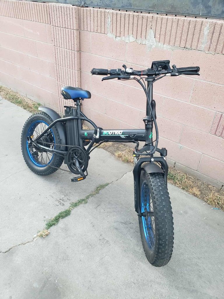 35mph & Single Charged 40 miles Range. Electric Folding Bike Ebike E-bike With keys & charger. Just need brakes pads.. I want $800! But Lowest Is $400