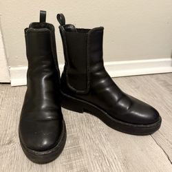 Woman’s Boots Size 7.5