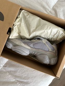 Adidas Men’s Yeezy 500 lace up sneaker size 5