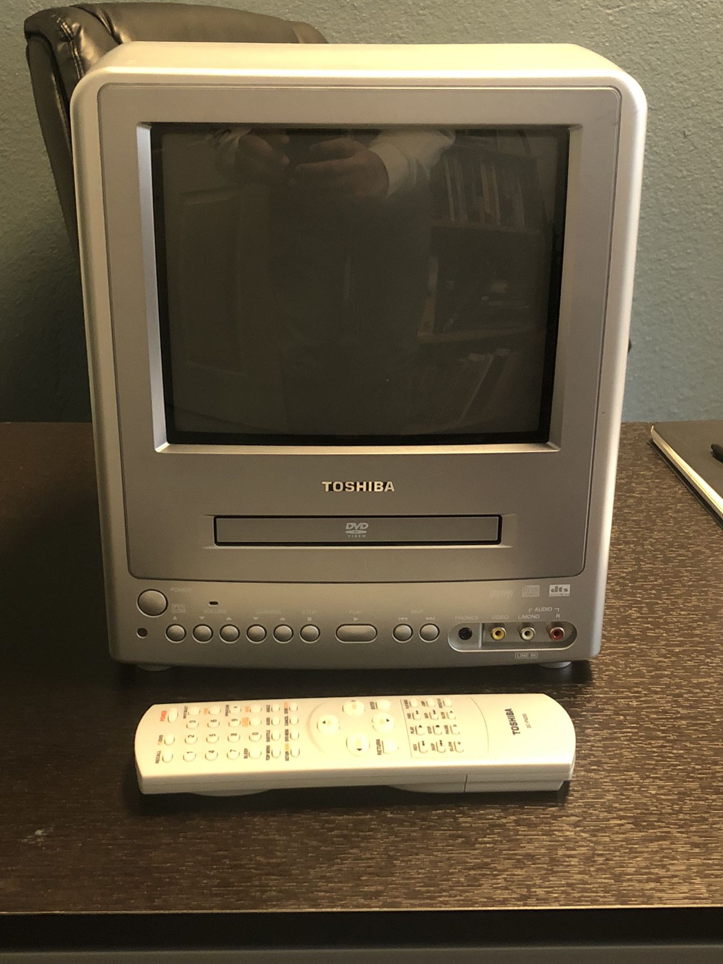 Toshiba 9" CRT TV/DVD Combo Retro Gaming Mini TV with Remote Fully Tested