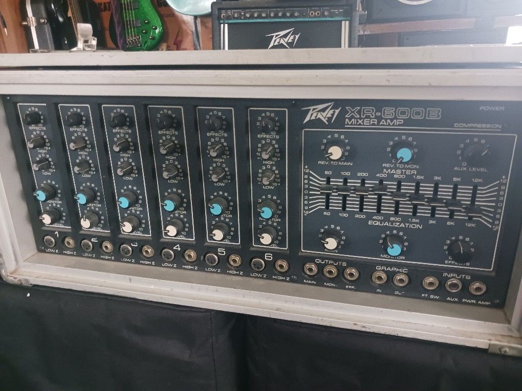 Peavey XR-600B Mixer/Amp With Speakers (2)