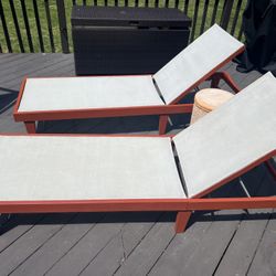 Loungers With Side Table