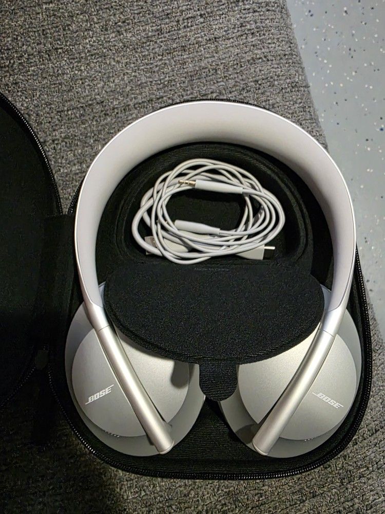 Bose Noise Cancelling Headphones 700 Over-Ear Bluetooth Headphones, Silver