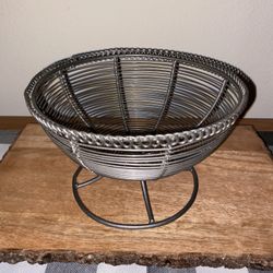 Pedestal wire fruit bowl