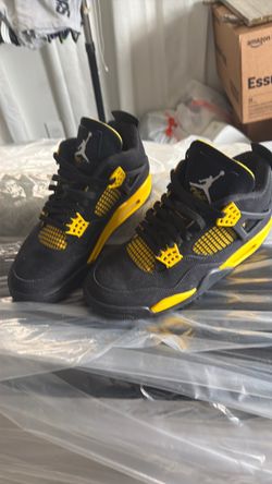 Air Jordan 4 Thunder Black Yellow Sneakers