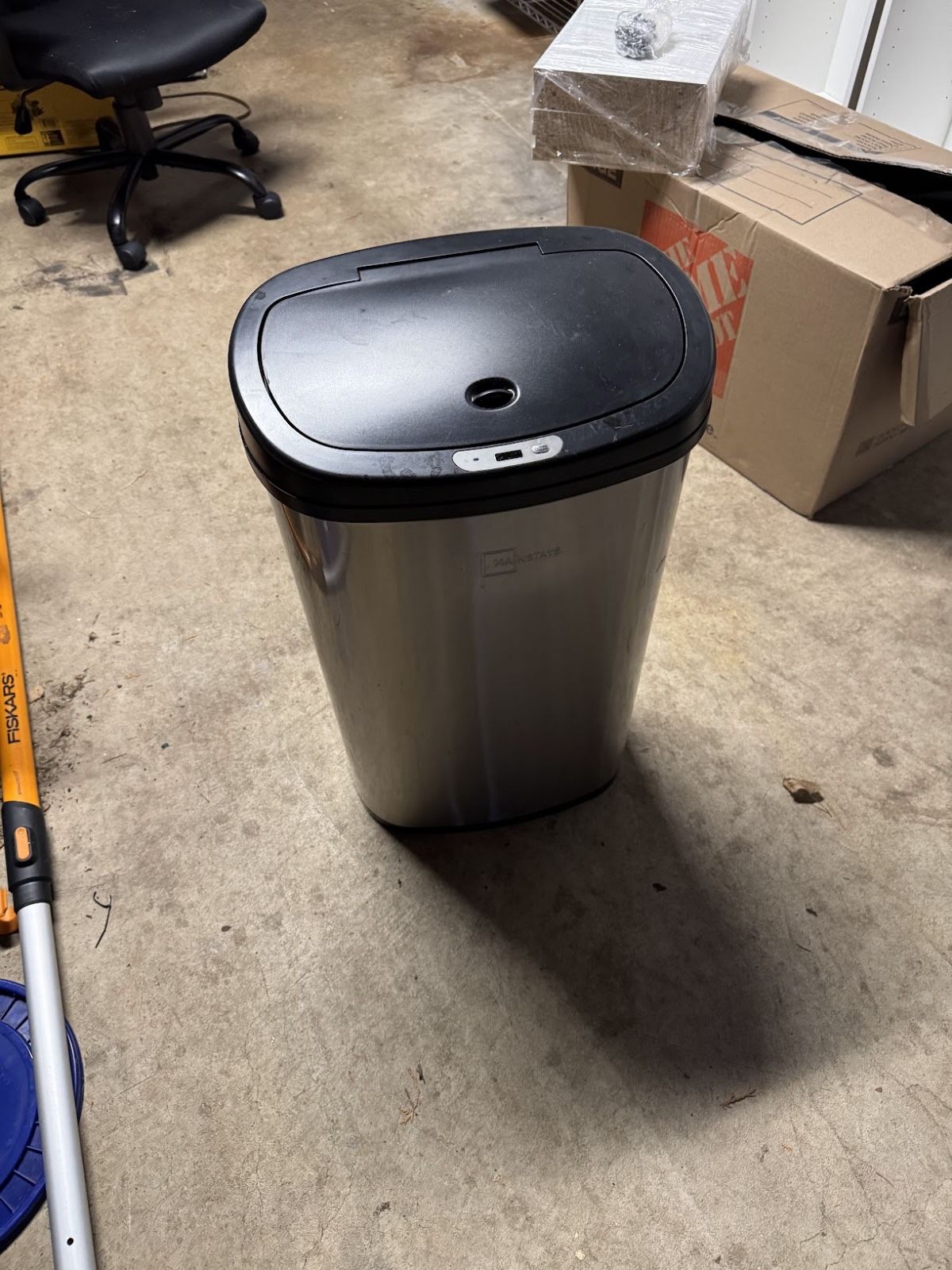 Trash Can With Electric Lid 