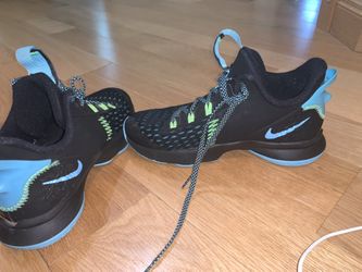 Size 5Y https://offerup.co/faYXKzQFnY?$deeplink_path=/redirect/ year.2020.witness.v5 air.zoom.00000f8570 black and blue