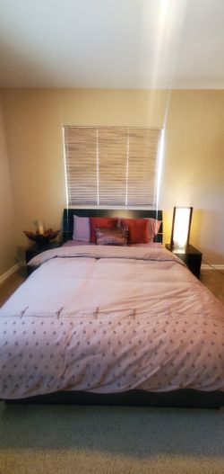 Queen Contemporary Slat Bed Set, Mattress, Nightstands, Lamp ++