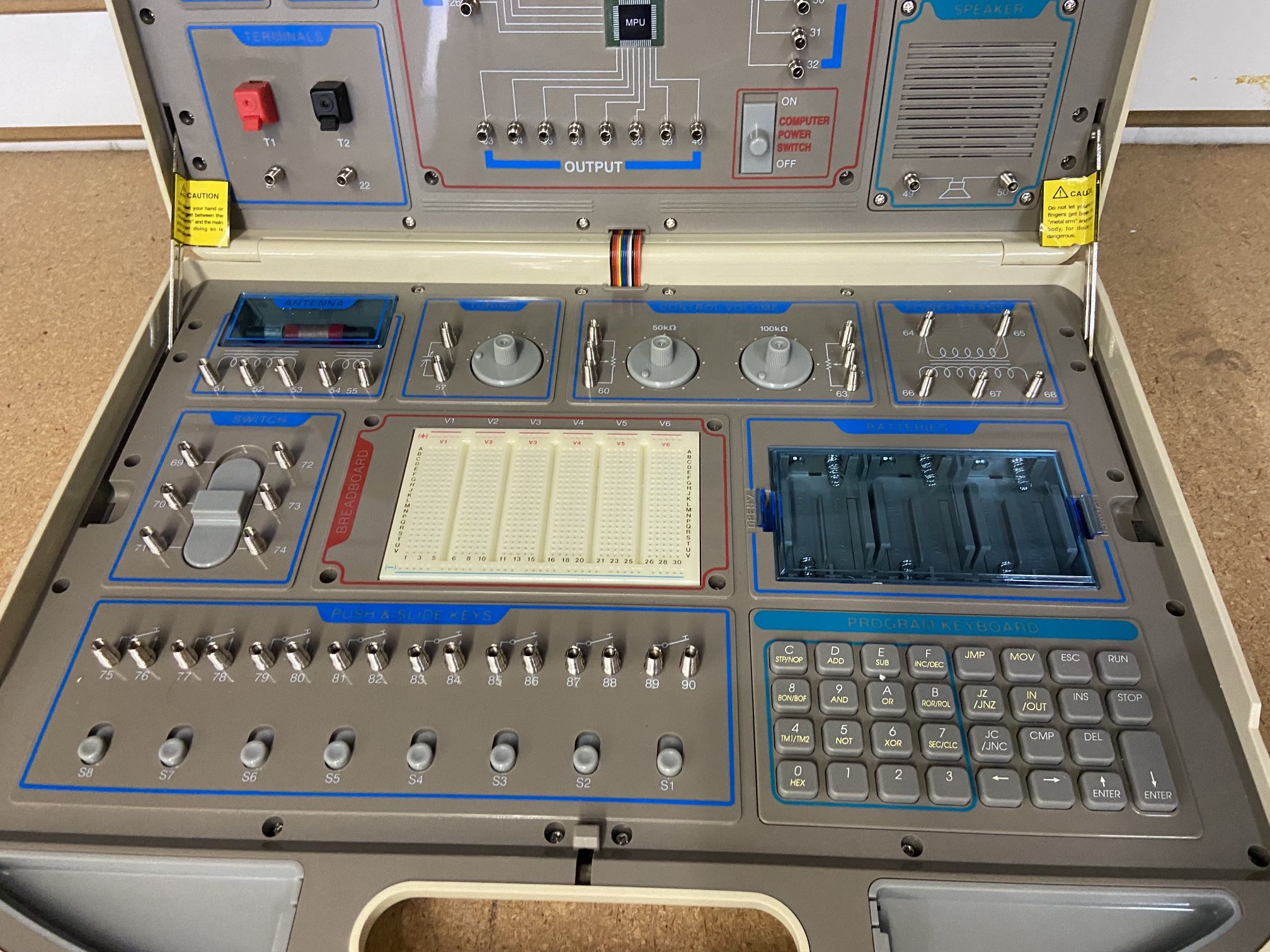 Maxitronix Electronic Lab 500 in 1 Learning Lab With Box and Maxitronix Electronic Lab 500 in 1 Learning Lab With Box and