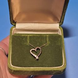 DiamonLuxe Heart Pendant