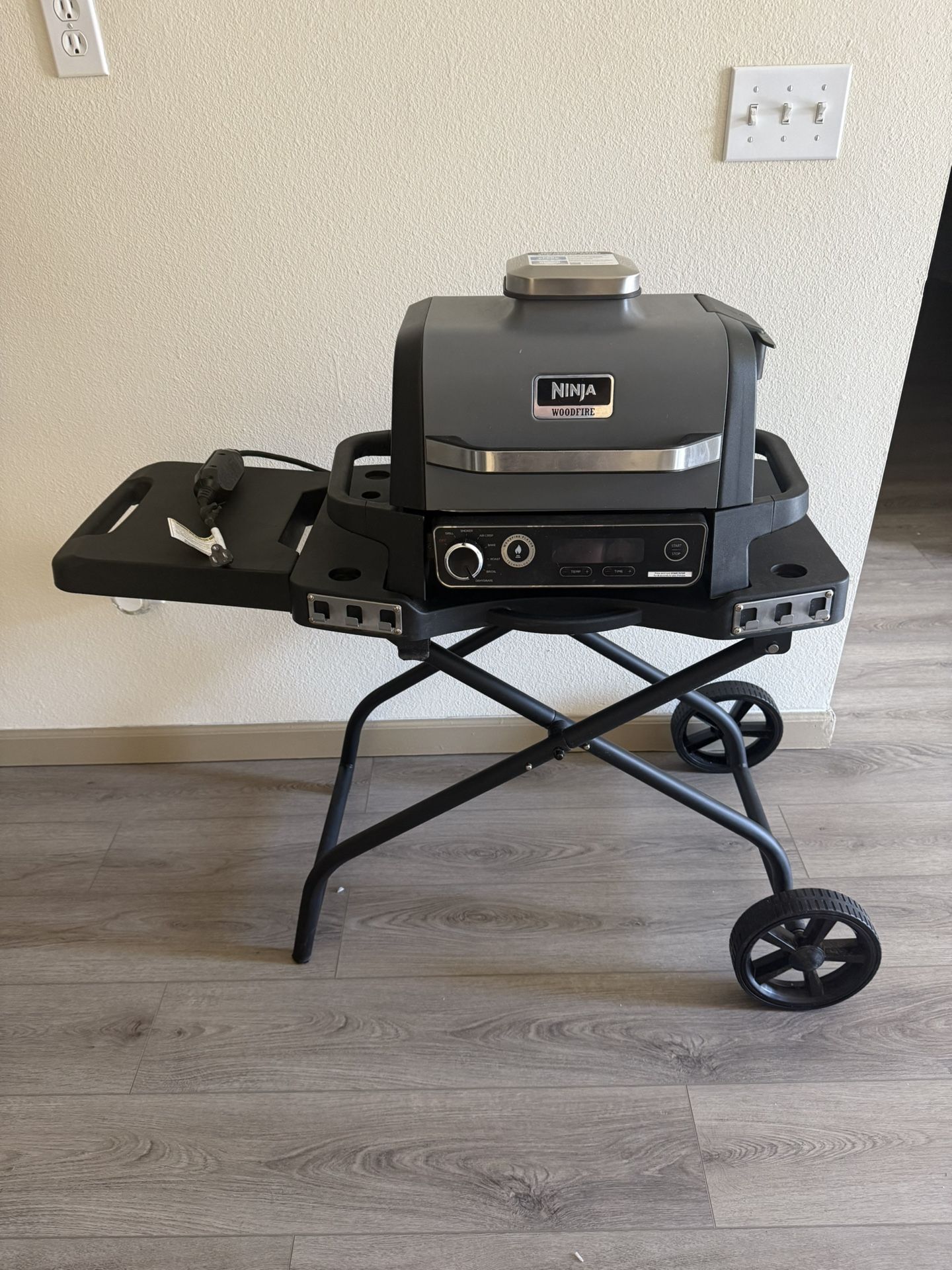 Ninja Woodfire 7-in-1 Outdoor Grill, Master Grill, BBQ Smoker, & Outdoor Airfryer with Woodfire Technology