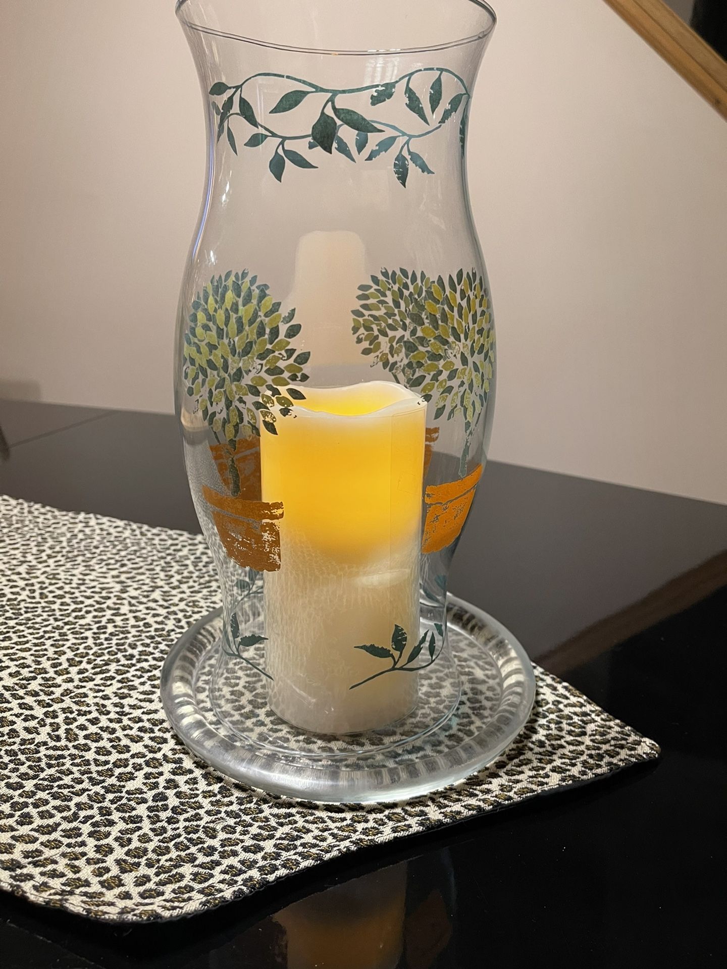 TOPIARY HURRICANE GLASS w/BATTERY CANDLE