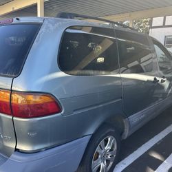 2000 Toyota minivan