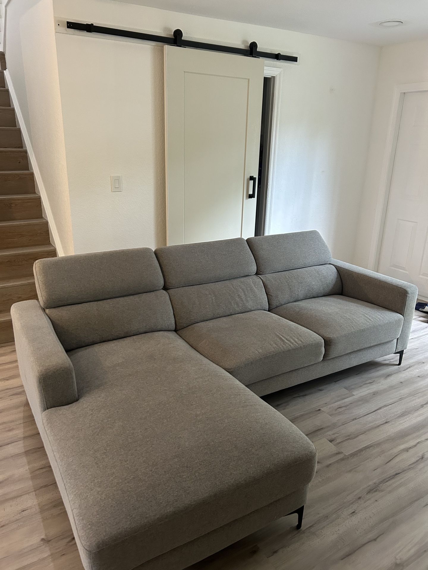 Modern Sectional Sofa – Excellent Condition!