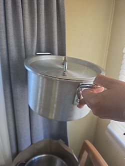 Small metal pot/ olla pequeña