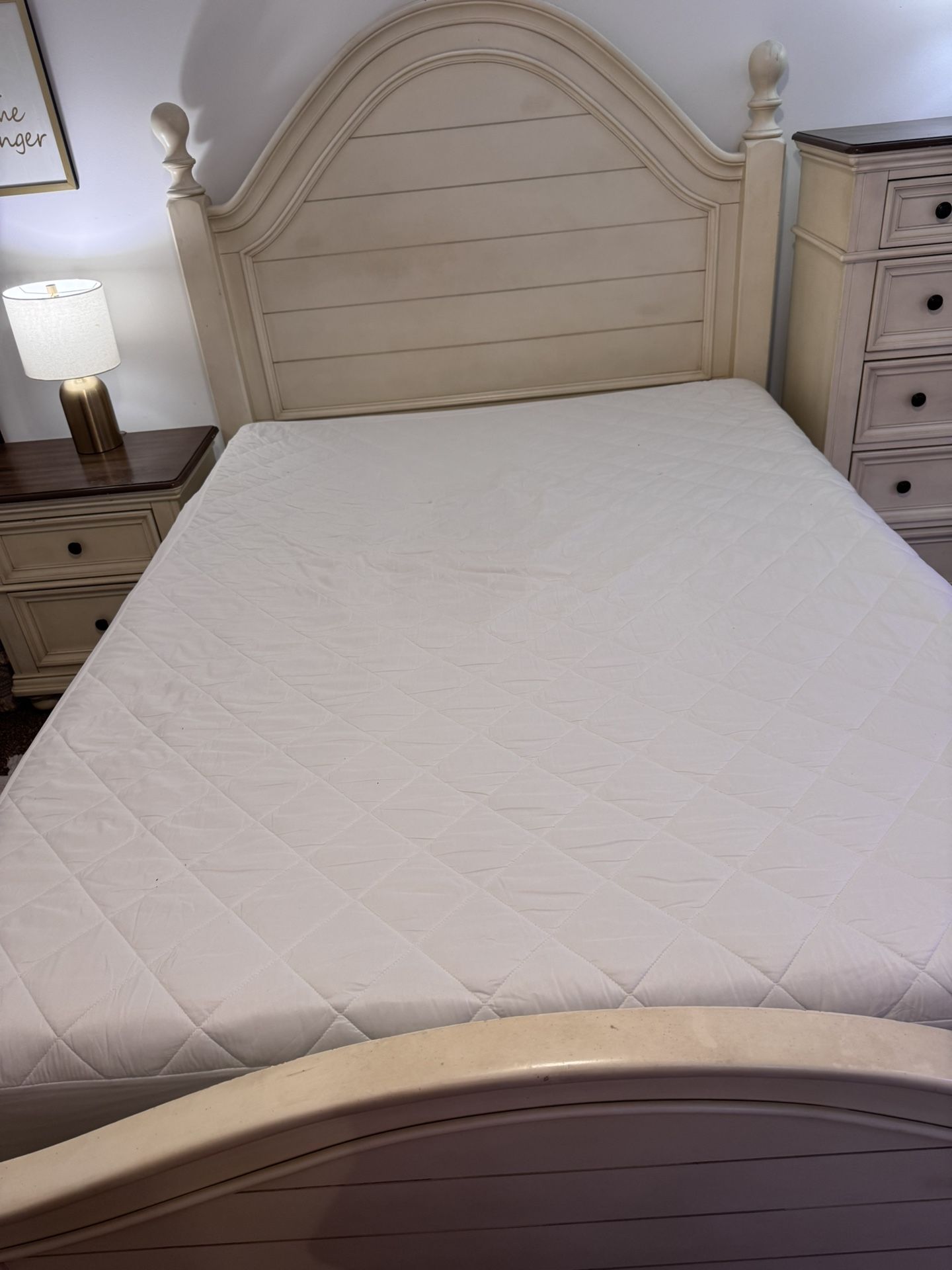 Queen Bedroom Set w/ Tempur-Pedic Mattress - Great Condition!