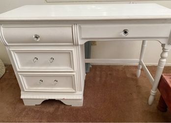 MOVING SALE !! Girls matching white desk and dresser