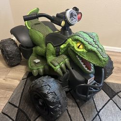 RAPTOR :Battery-powered ride-on ATV with cool Jurassic World Raptor dinosaur styling