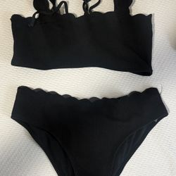 Women’s M Black Scalloped 2 piece bathing suit