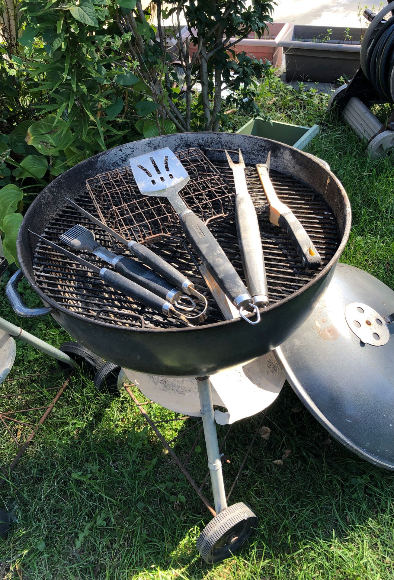Weber BAR-B-Q KETTLE pat 3538906