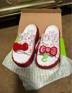 Hello Kitty Crocs Sz 6W