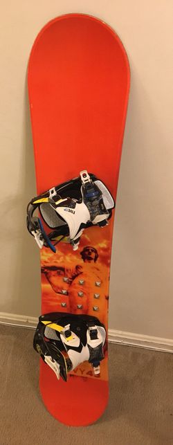 Overtuiging zwaartekracht Cater Salomon Ivy 143 cm Snowboard with Bindings for Sale in Arlington, VA -  OfferUp