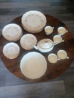 Remembrance AB002 IVORY BONE CHINA MIKASA NARUMI-JAPAN-E  31 Pc.