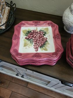 5 Dinner Plates, And 5 Soup Or Salad Bowls With Grape Design