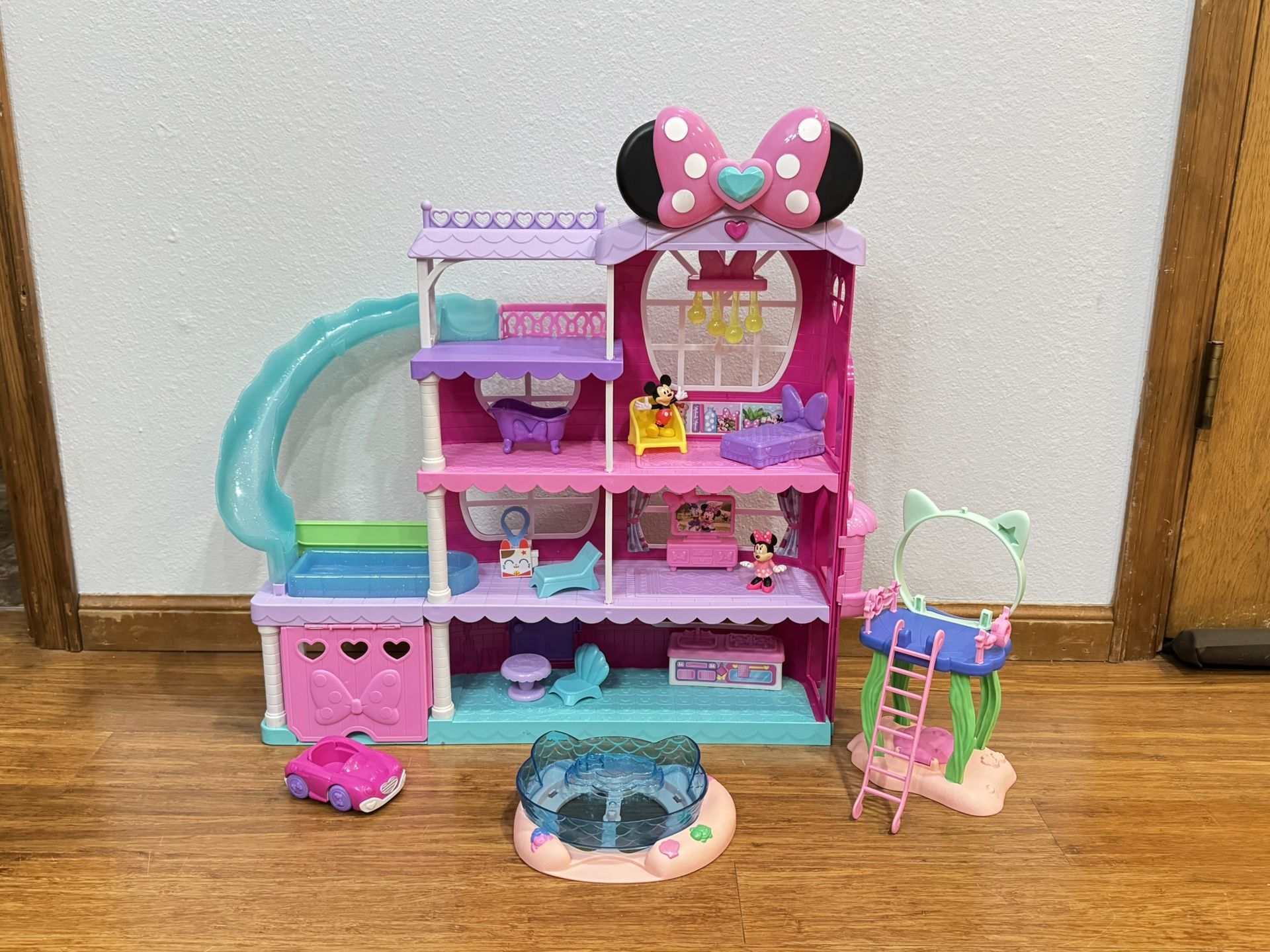 Disney Junior Minnie, Mouse Ultimate Mansion- Includes Accessories