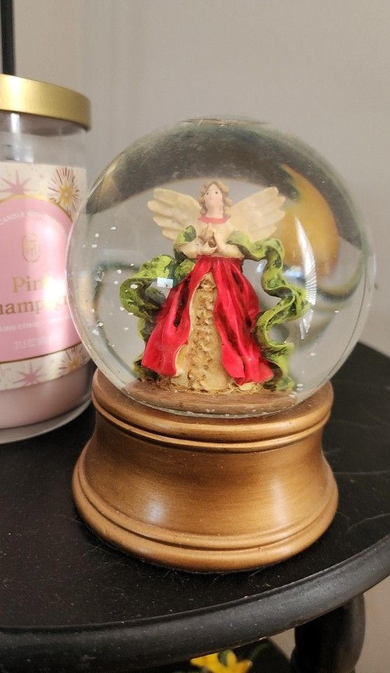 Angel Snowglobe