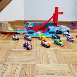 Paw Patrol Launch'n Haul Paw Patroller Transforming 2-in-1 Track Set for True Metal Die-cast Vehicles with 9 Additional Vehicles 